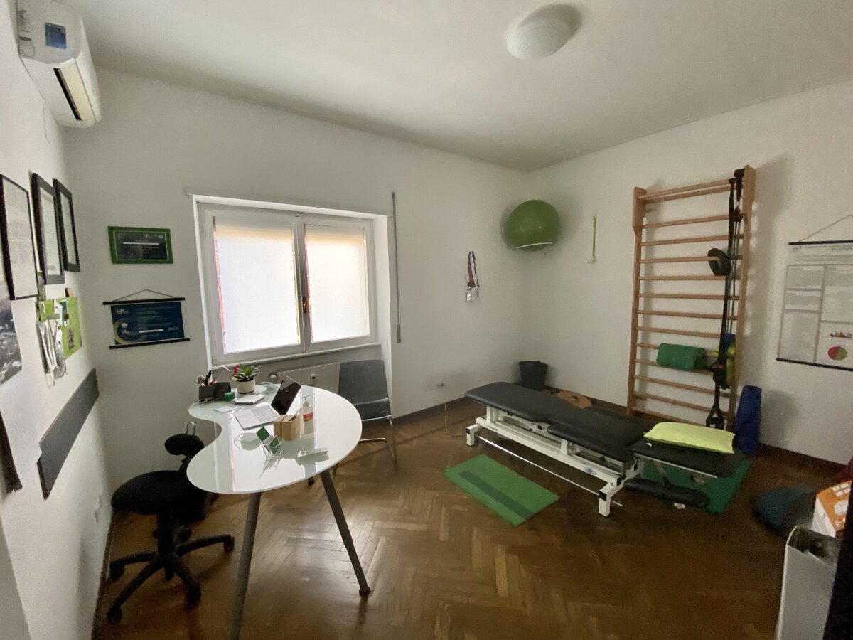Sala dello studio di fisioterapia con lettino e spalliera